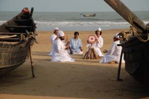 Cantores Sufis e o personagem principal do filme Chaturanga
