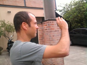 O diretor Ron Ofer na Rua Oscar Freire