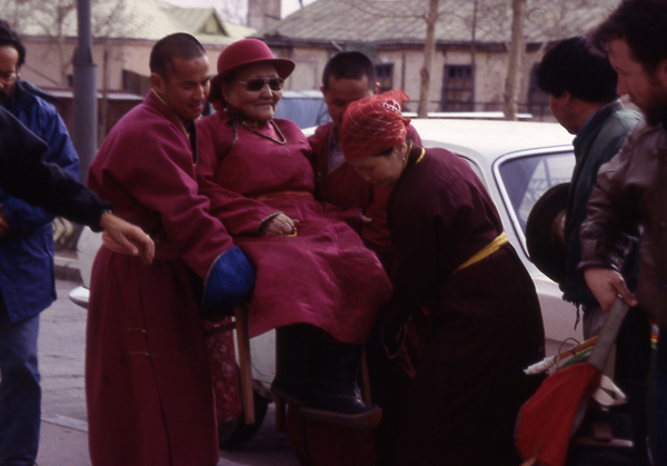 Lama Doljin Kandro de chapéu